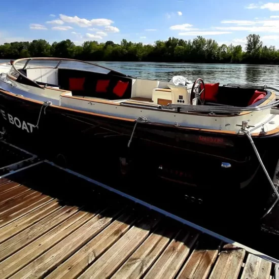Location petit bateaux sur la Seine à Paris - Le SAM amarré à un quai en bois