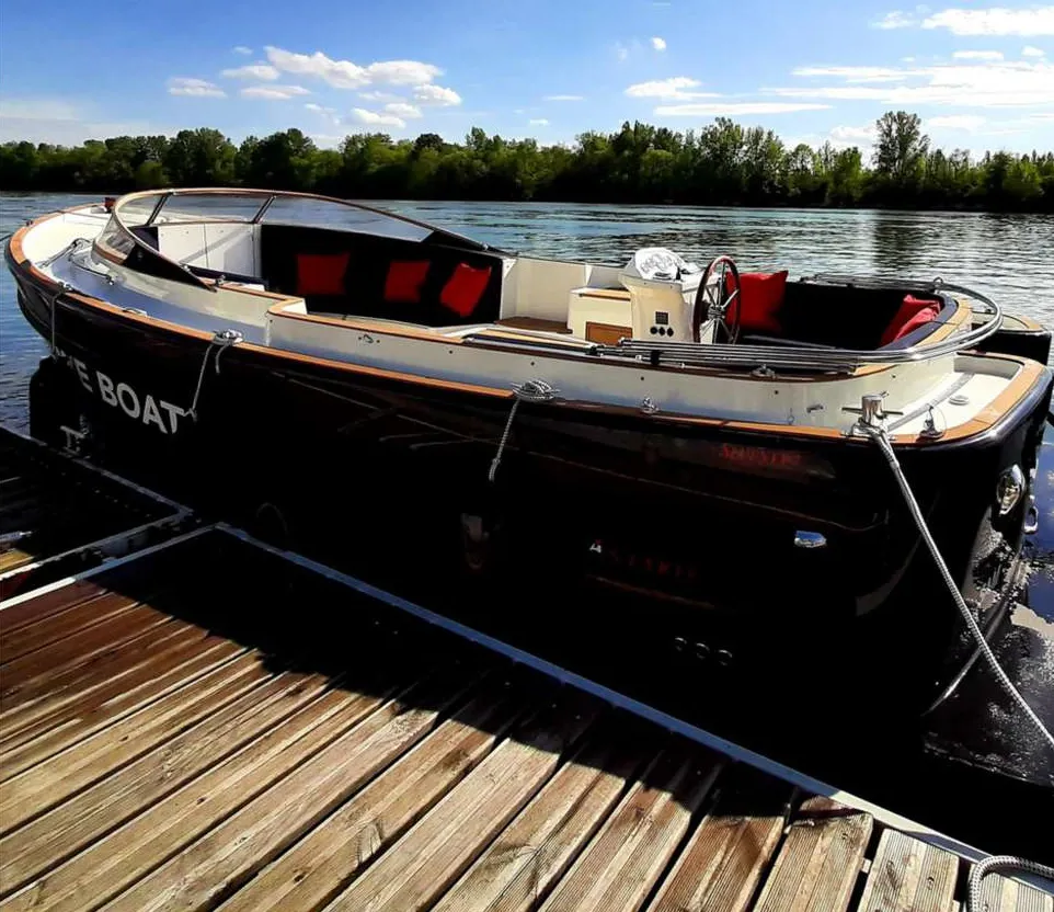 Location petit bateaux sur la Seine à Paris - Le SAM amarré à un quai en bois